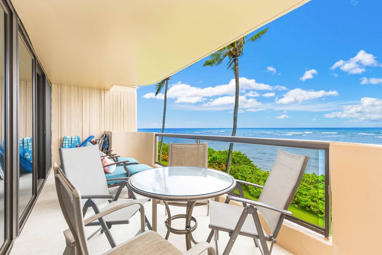 Relax on the spacious balcony and watch for dolphins Relax on the spacious balcony and watch for dolphins