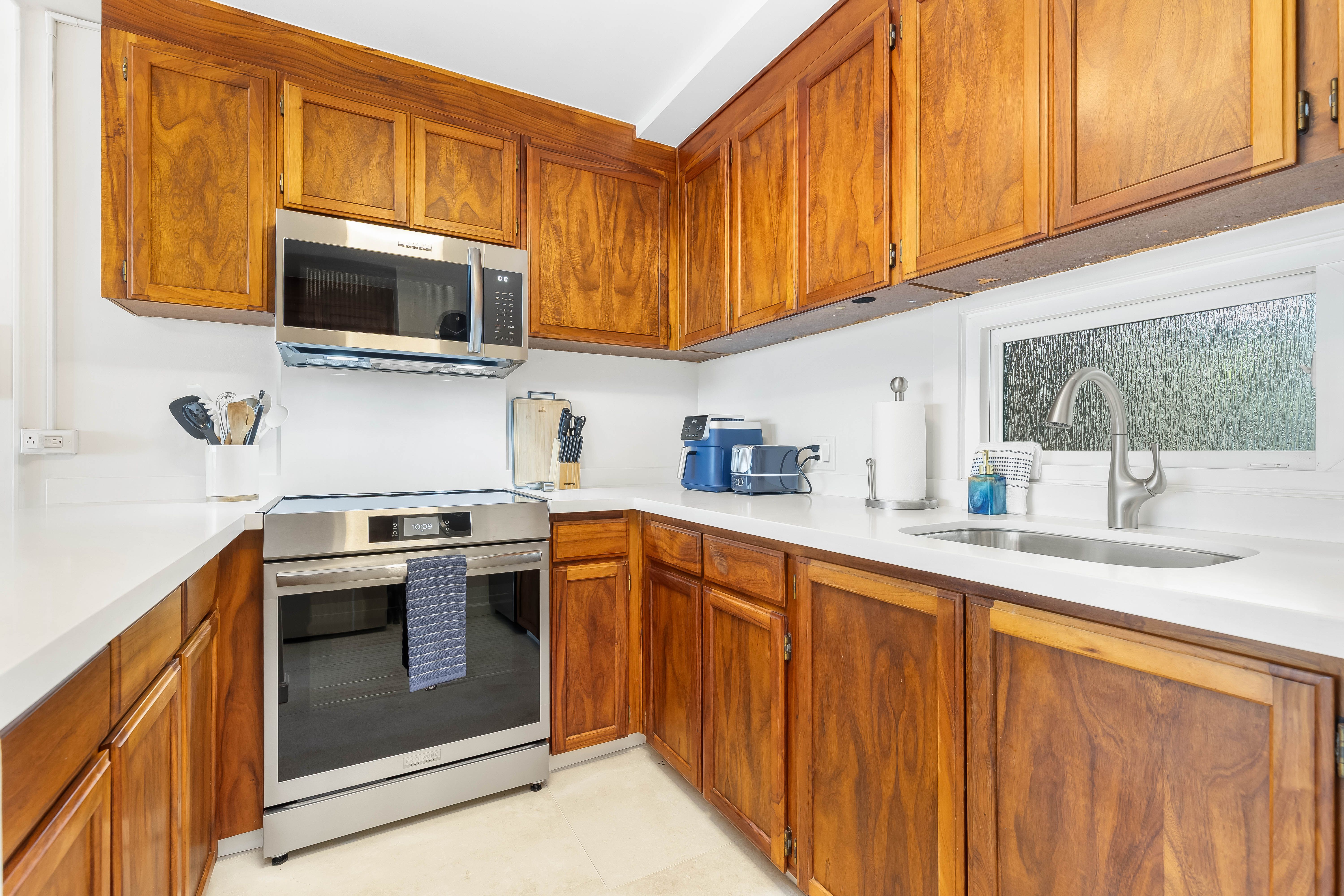Fully equipped kitchen for easy meals at home
