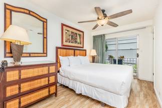 King Bedroom with Ceiling Fan King Bedroom with Ceiling Fan