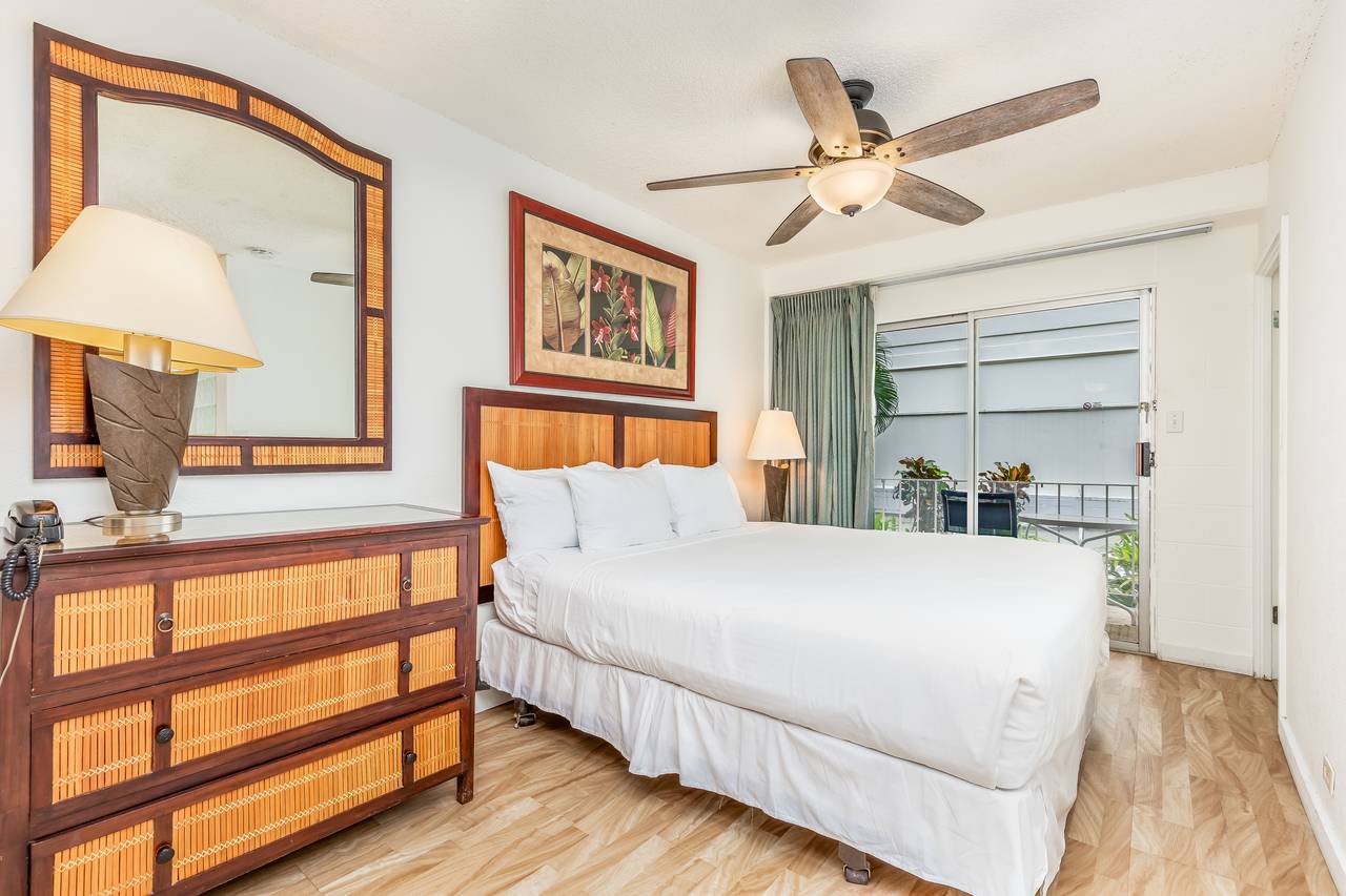 King Bedroom with Ceiling Fan King Bedroom with Ceiling Fan