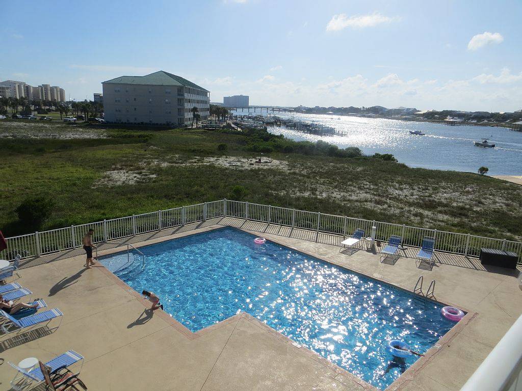 Jubilee Landing pool area with loungers and chairs for our guest to enjoy and also pool toys for the kids!