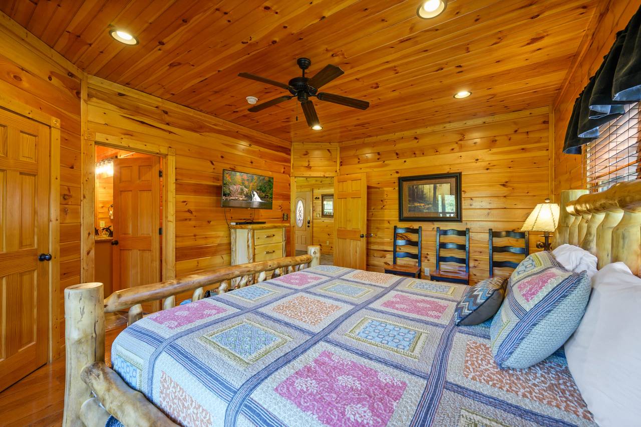 King Bedroom with Ensuite Bathroom King Bedroom with Ensuite Bathroom