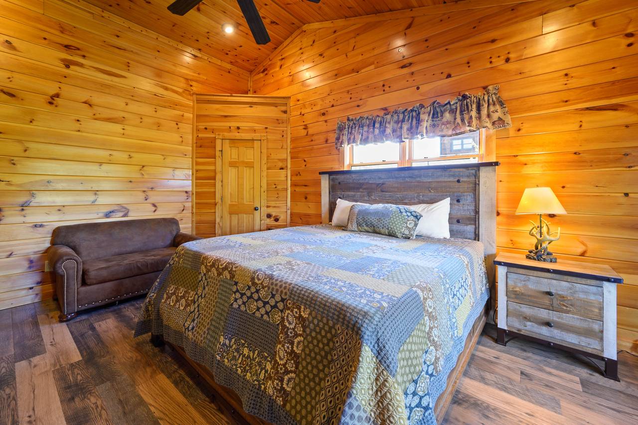 Upper level King Bedroom with en-suite bathroom. Upper level King Bedroom with en-suite bathroom.
