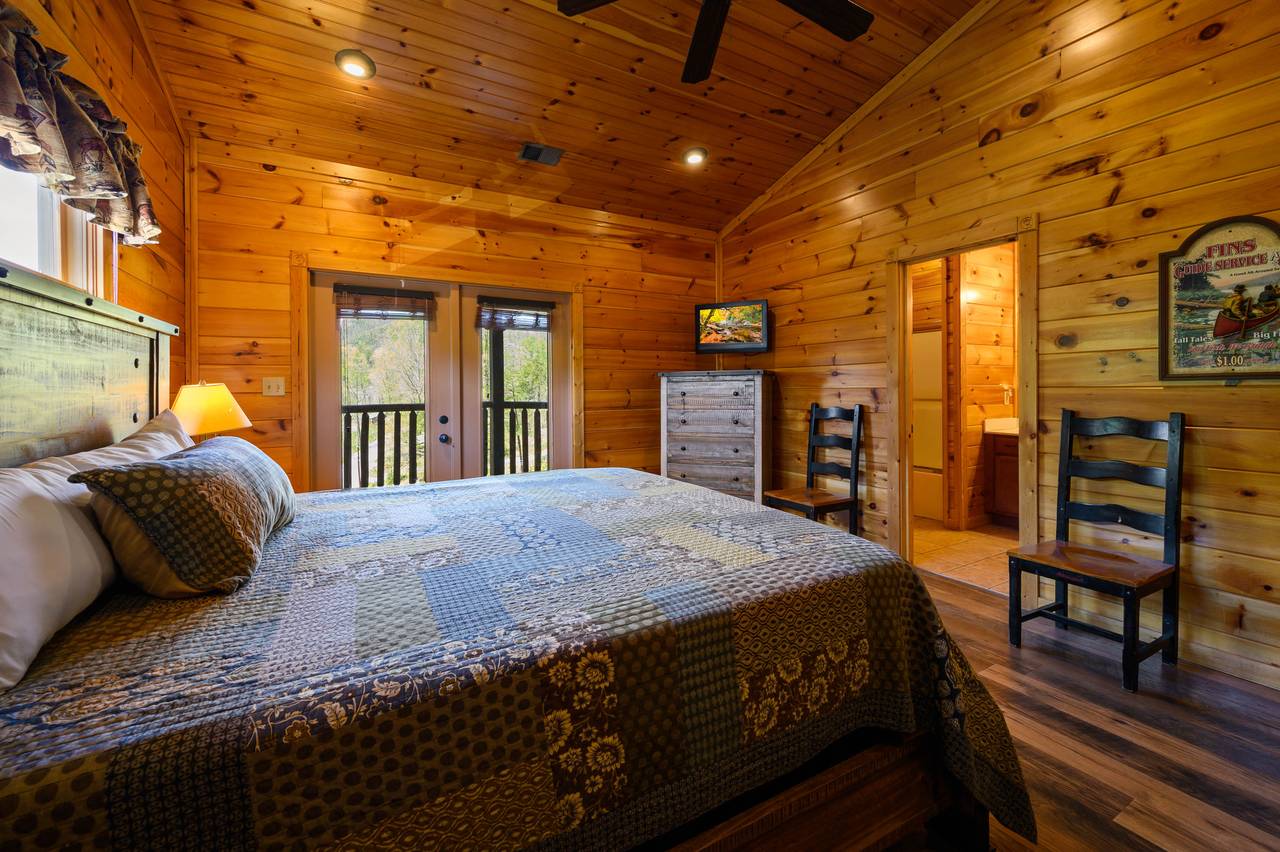 King Bedroom with Ensute Bath King Bedroom with Ensute Bath