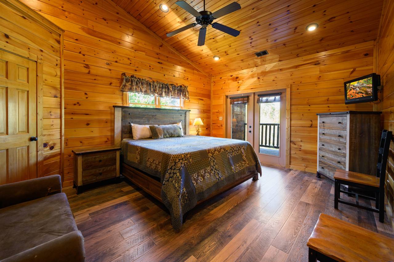 Upper level king bedroom with en-suite bath, deck access, and fl Upper level king bedroom with en-suite bath, deck access, and fl