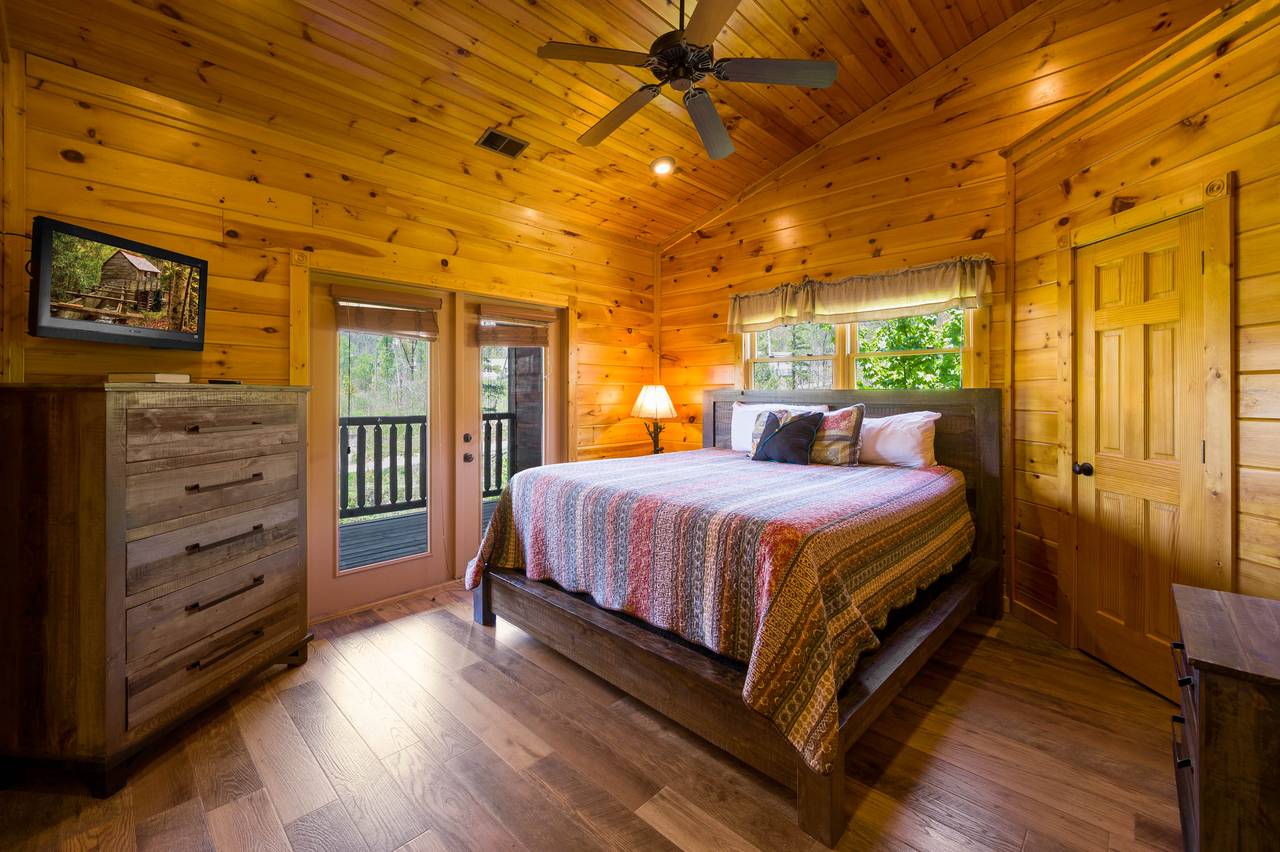 King Bedroom with en-suite bath, deck access, and flat screen TV King Bedroom with en-suite bath, deck access, and flat screen TV