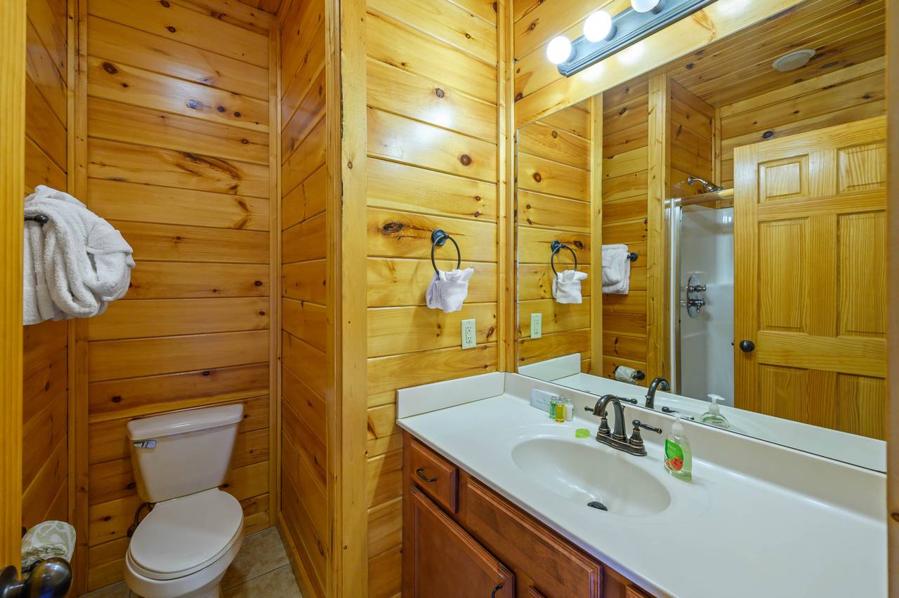 King Bedroom with Ensuite Bath King Bedroom with Ensuite Bath