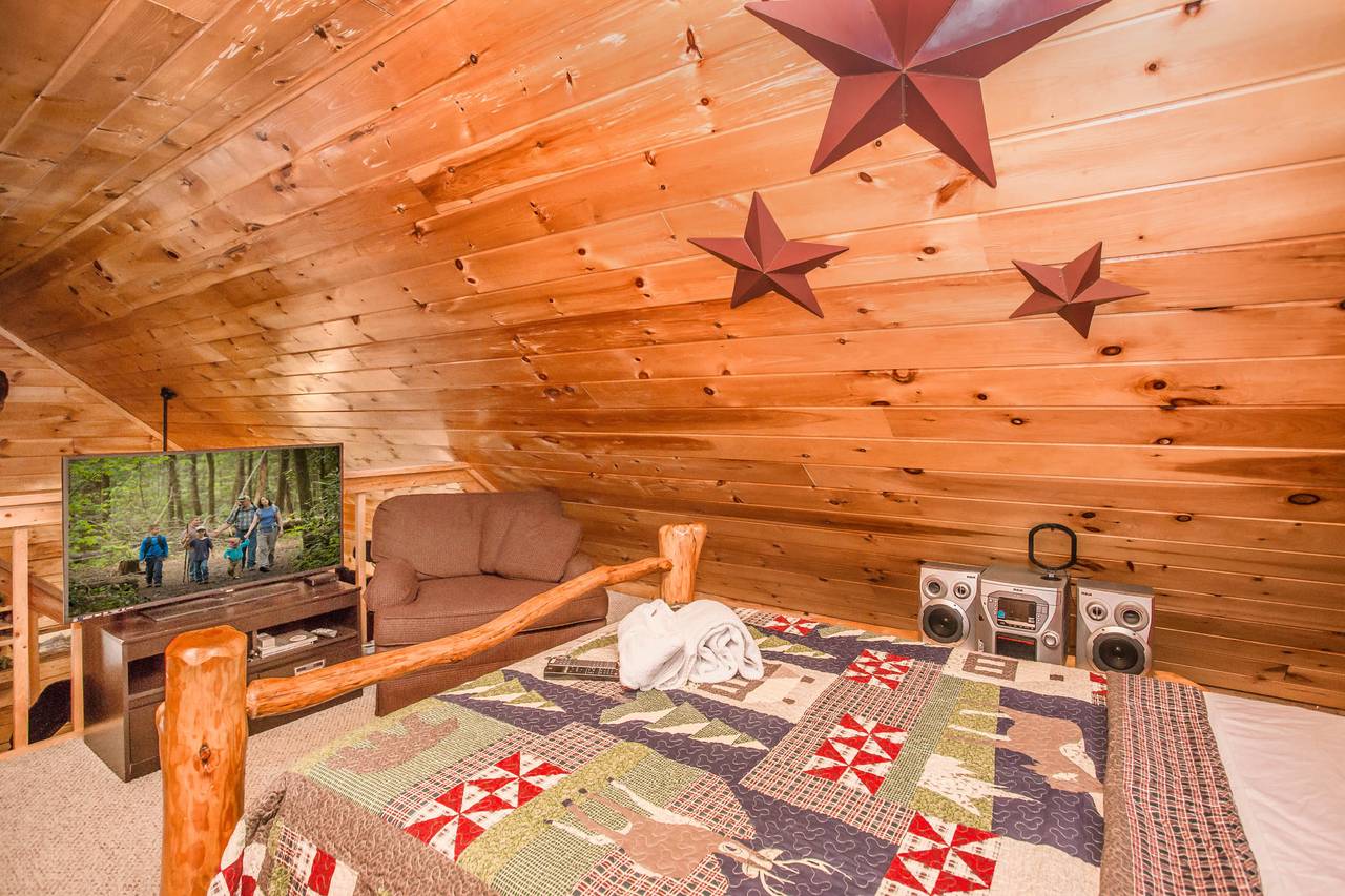 Bedroom 2 - Upper level loft with queen bed and flat screen TV Bedroom 2 - Upper level loft with queen bed and flat screen TV