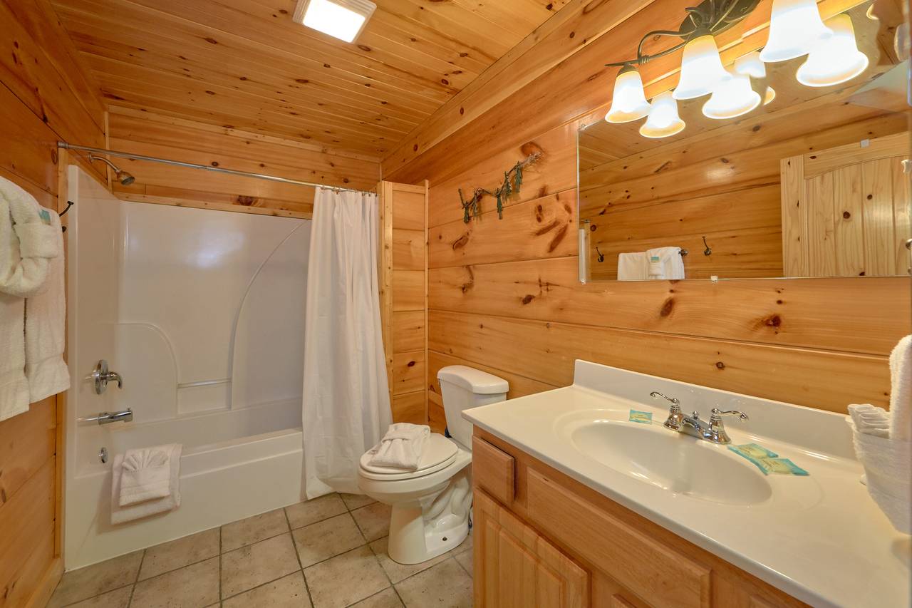 Full Bathroom with tub/shower cobmo Full Bathroom with tub/shower cobmo