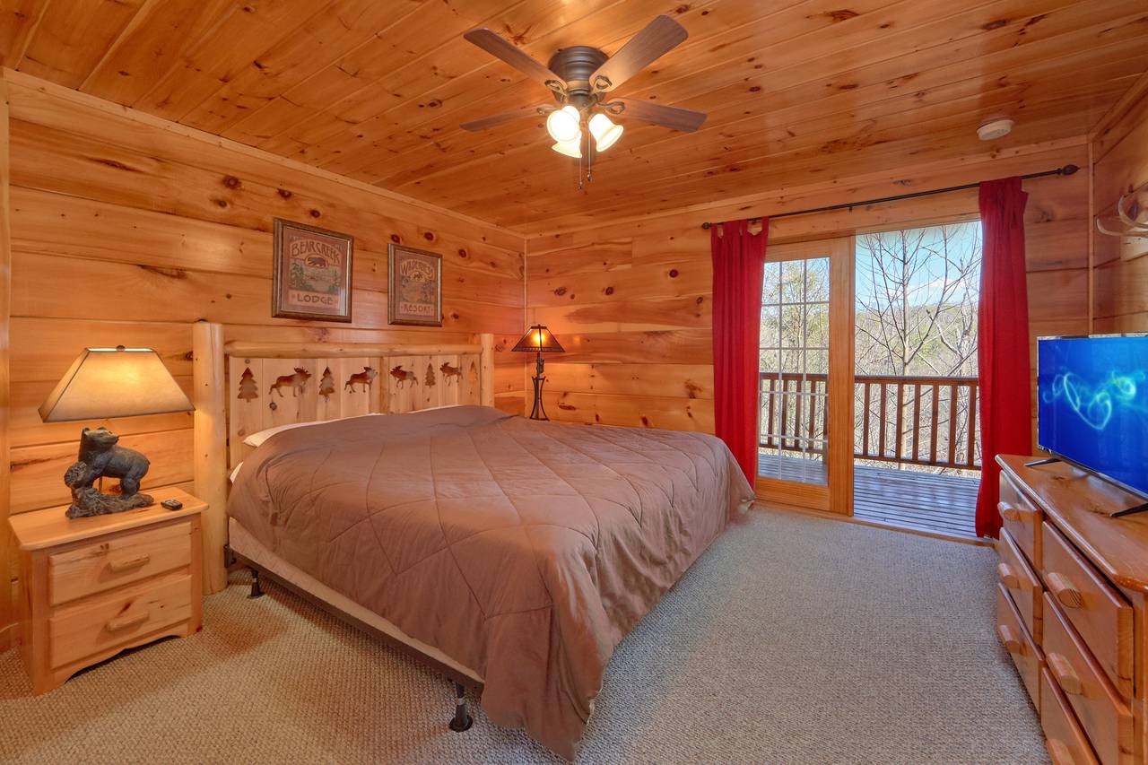 Bedroom - King bed with flat screen TV and deck entrance Bedroom - King bed with flat screen TV and deck entrance