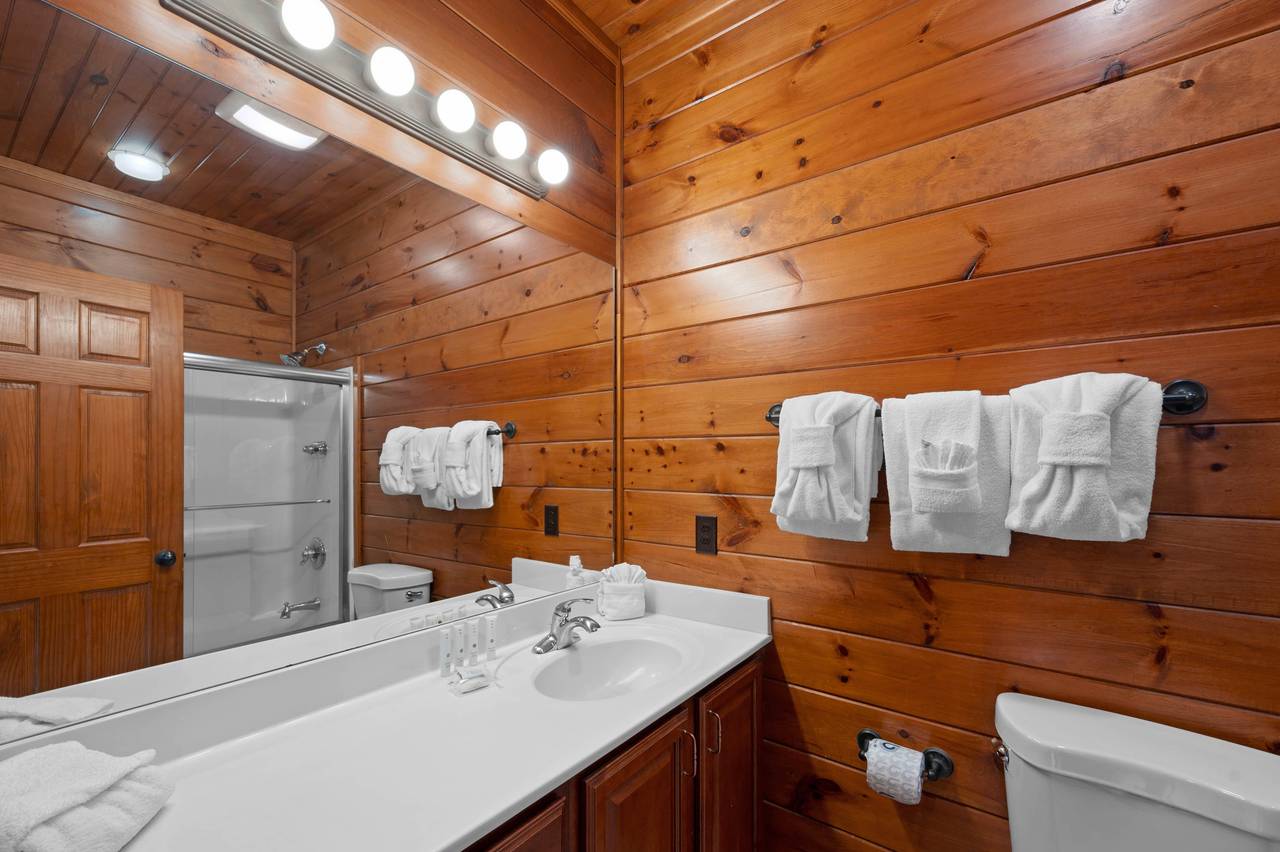 Main level ensuite full bathroom with tub/shower combo Main level ensuite full bathroom with tub/shower combo
