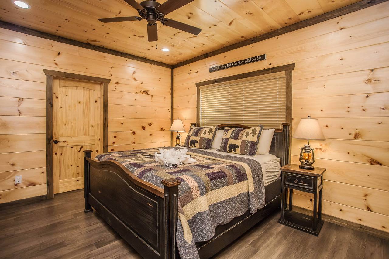 King Bedroom with En-Suite Bath King Bedroom with En-Suite Bath