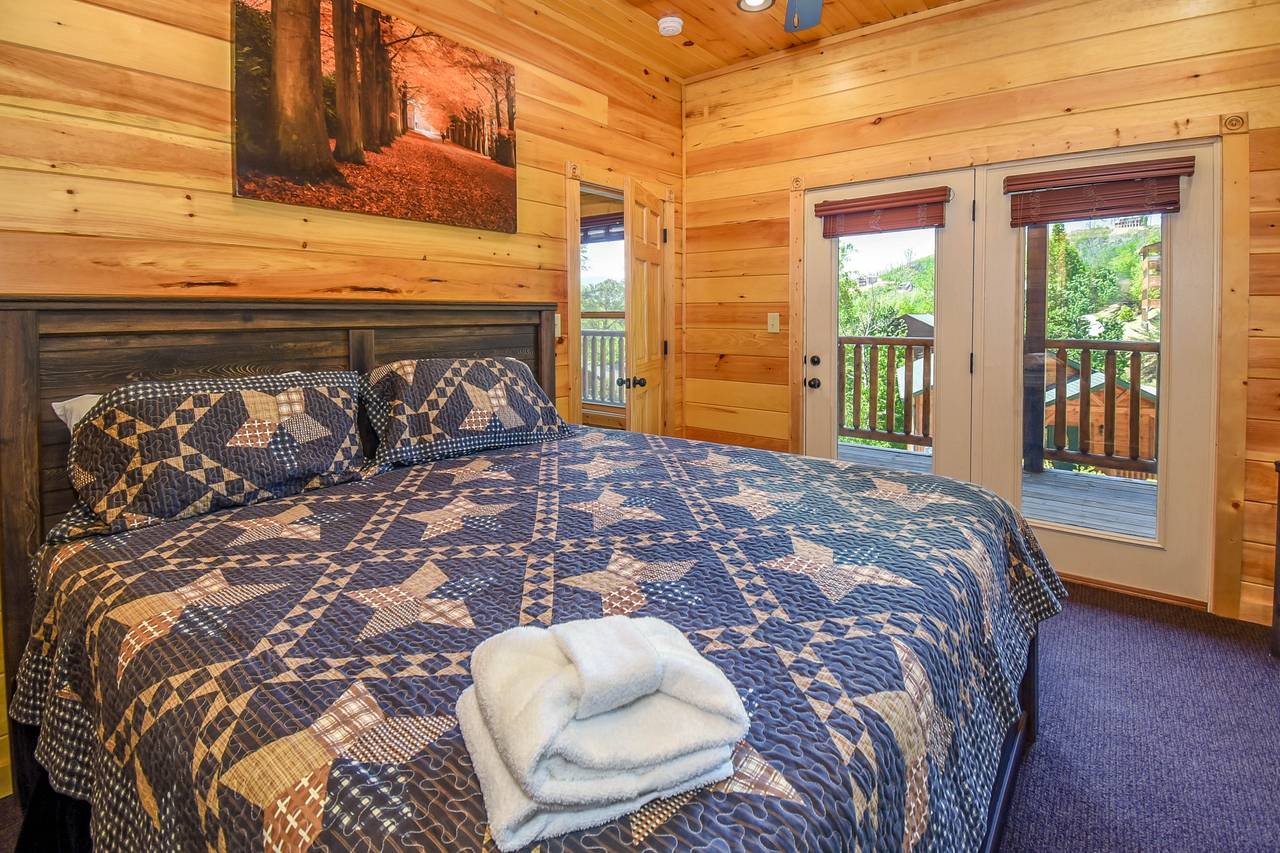 King Bedroom w/En-Suite Bathroom 2 King Bedroom w/En-Suite Bathroom 2
