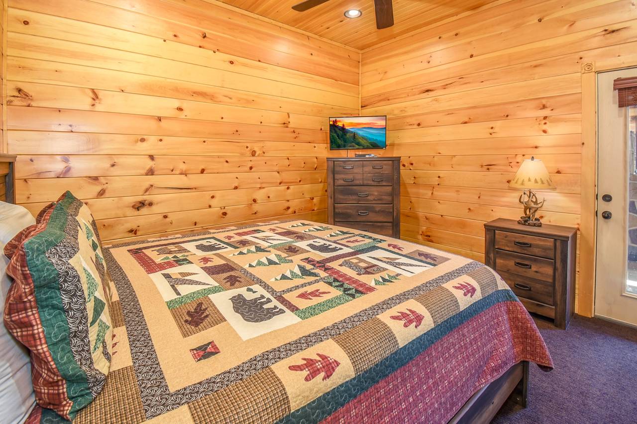 King Bedroom w/En-Suite Bathroom 4 King Bedroom w/En-Suite Bathroom 4