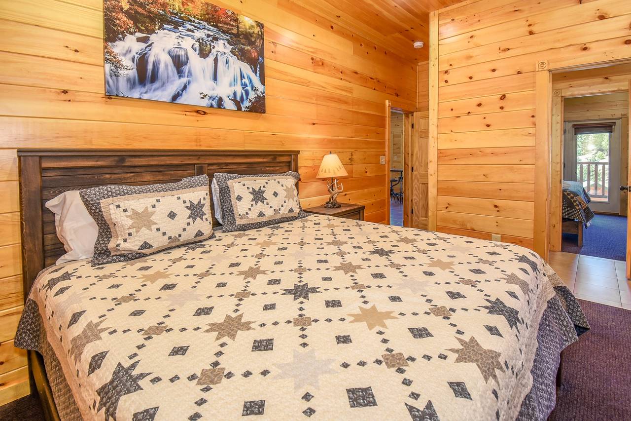King Bedroom w/En-Suite Bathroom 1 King Bedroom w/En-Suite Bathroom 1