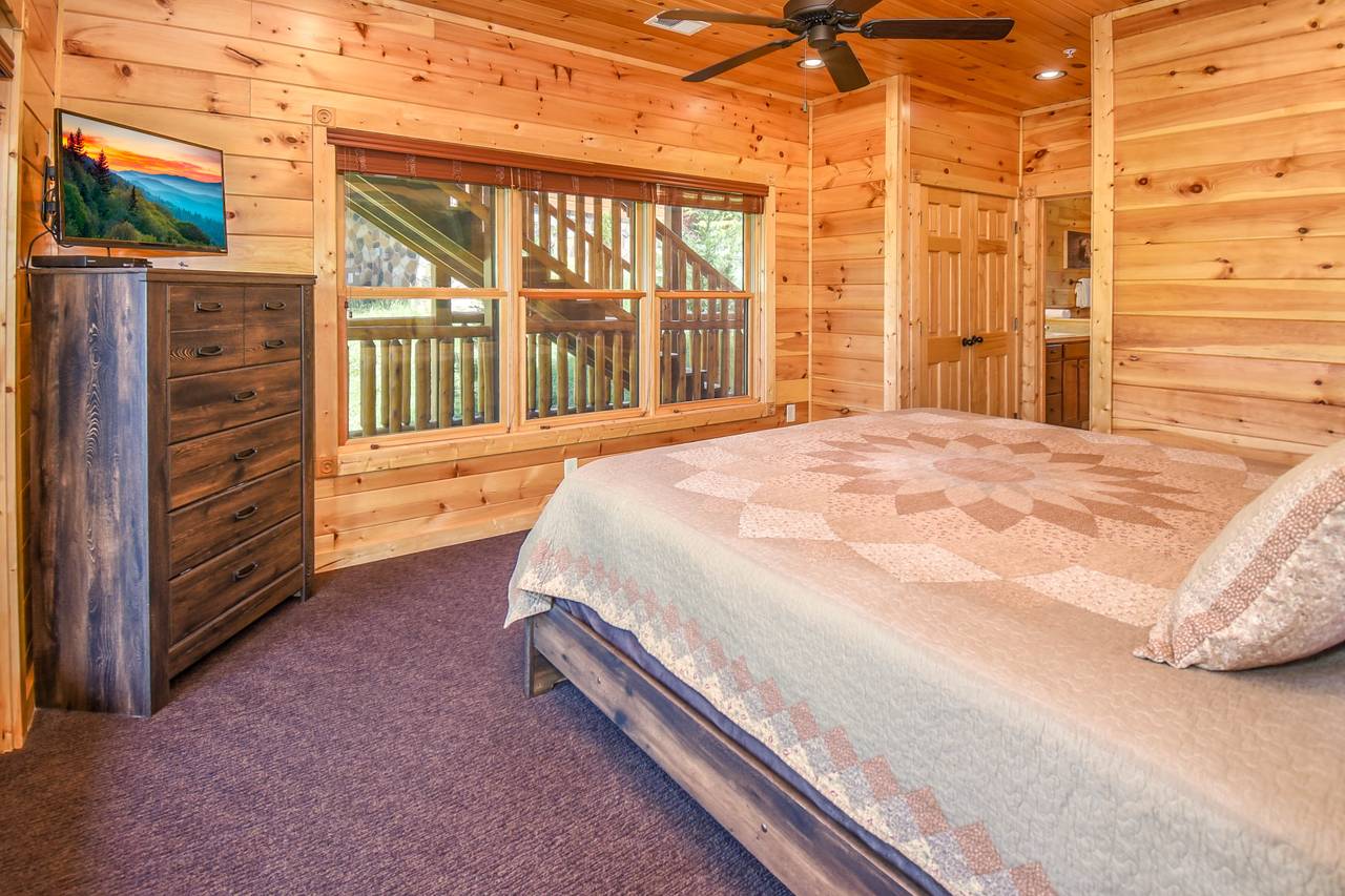 King Bedroom w/En-Suite Bathroom 9 King Bedroom w/En-Suite Bathroom 9
