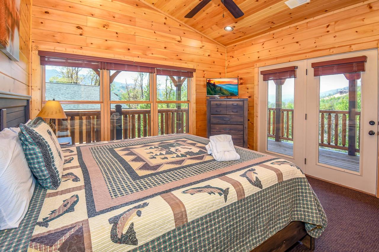 King Bedroom w/En-Suite Bathroom 6 King Bedroom w/En-Suite Bathroom 6