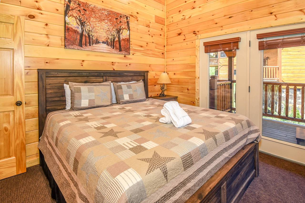 King Bedroom w/En-Suite Bathroom 7 King Bedroom w/En-Suite Bathroom 7