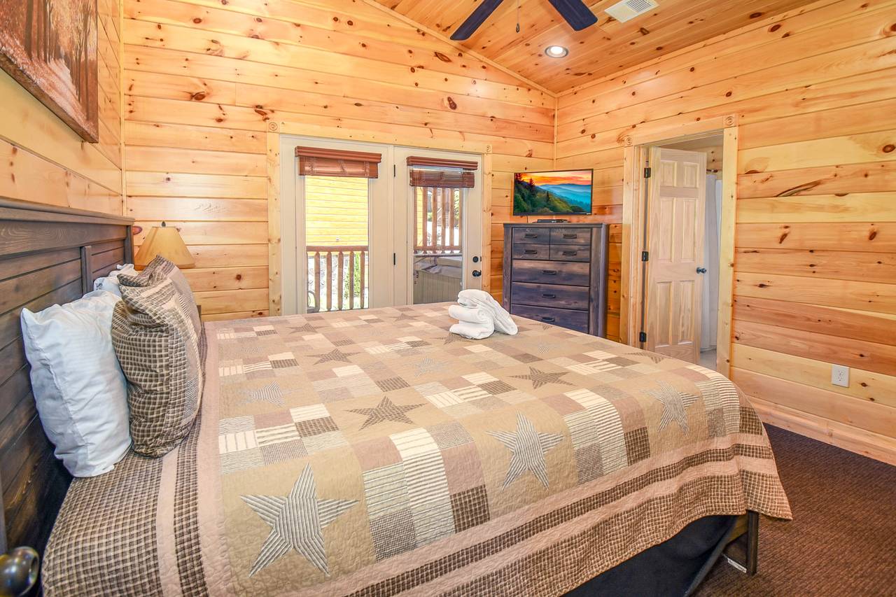 King Bedroom w/En-Suite Bathroom 7 King Bedroom w/En-Suite Bathroom 7