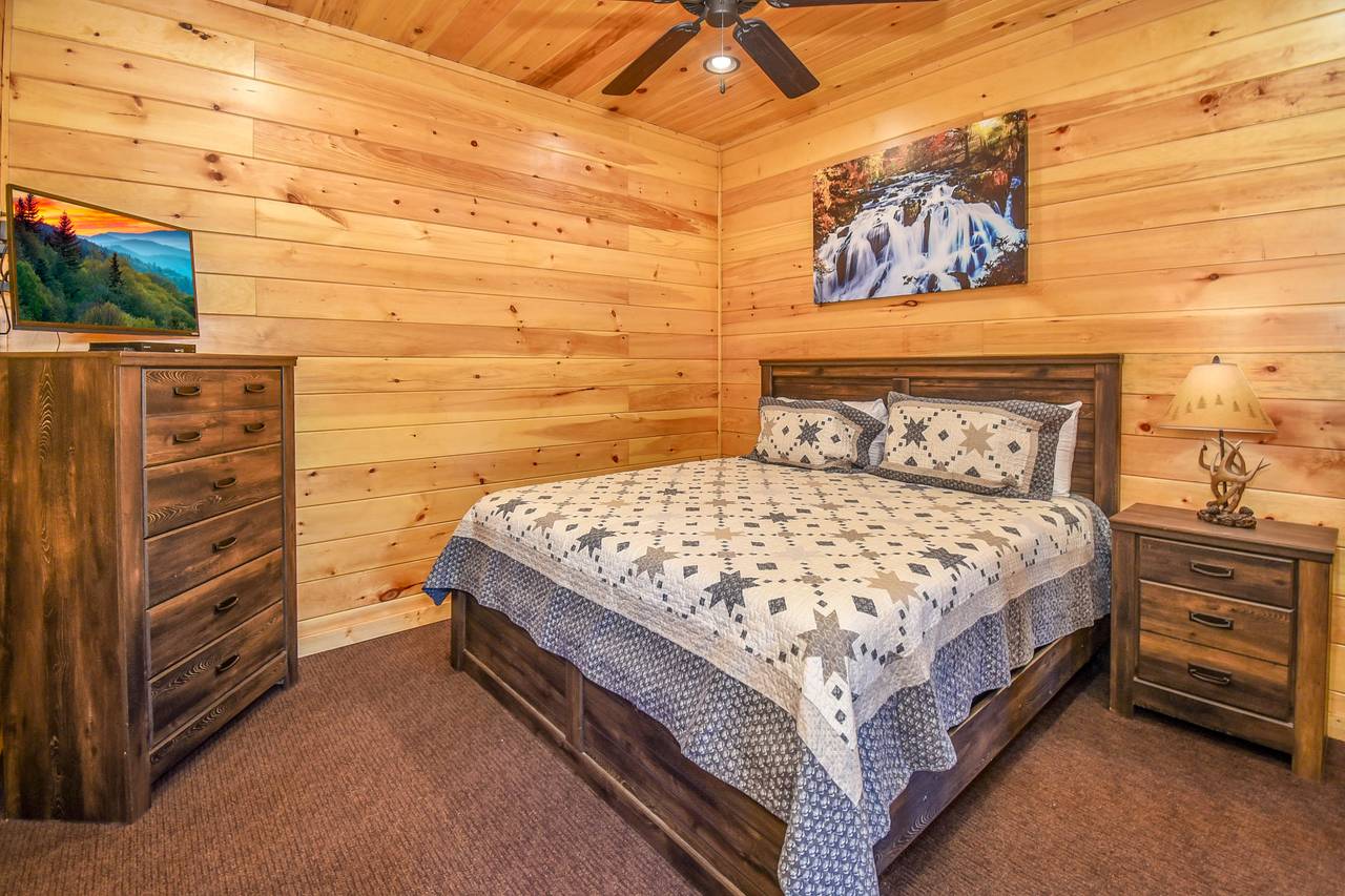 King Bedroom w/En-Suite Bathroom 1 King Bedroom w/En-Suite Bathroom 1