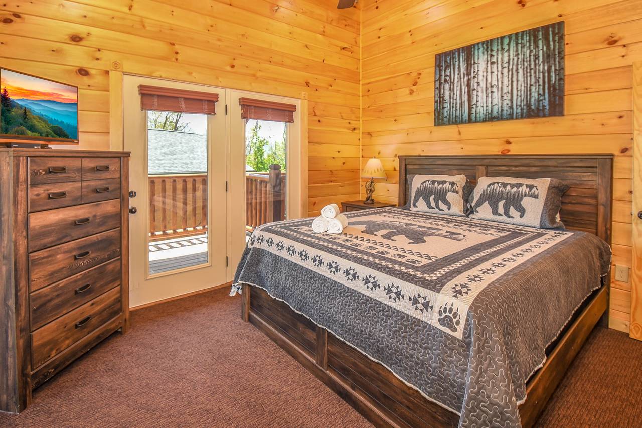 King Bedroom w/En-Suite Bathroom 5 King Bedroom w/En-Suite Bathroom 5