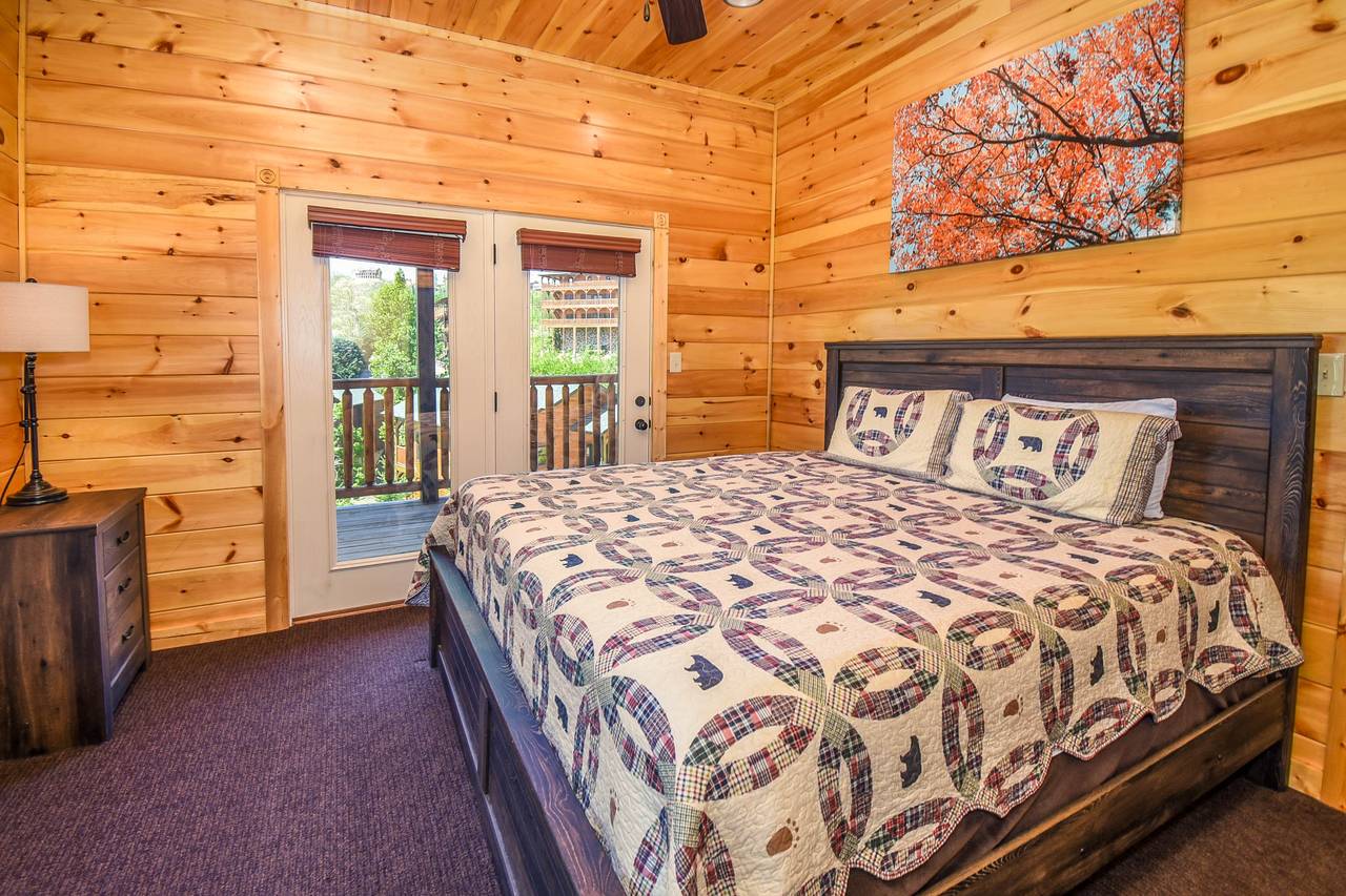 King Bedroom w/En-Suite Bathroom 3 King Bedroom w/En-Suite Bathroom 3