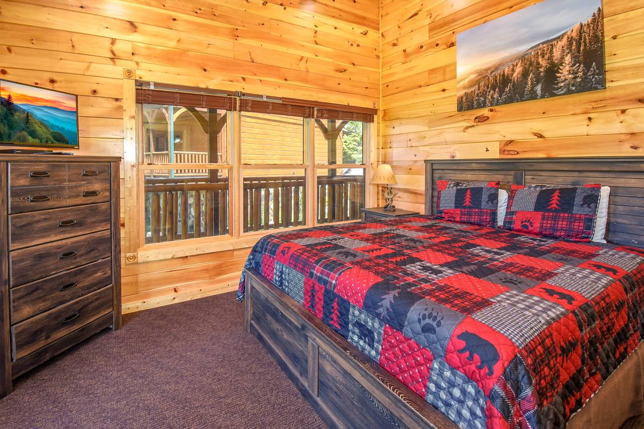 King Bedroom w/En-Suite Bathroom 8 King Bedroom w/En-Suite Bathroom 8