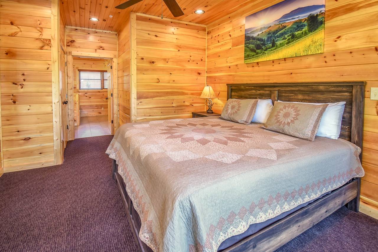 King Bedroom w/En-Suite Bathroom 9 King Bedroom w/En-Suite Bathroom 9