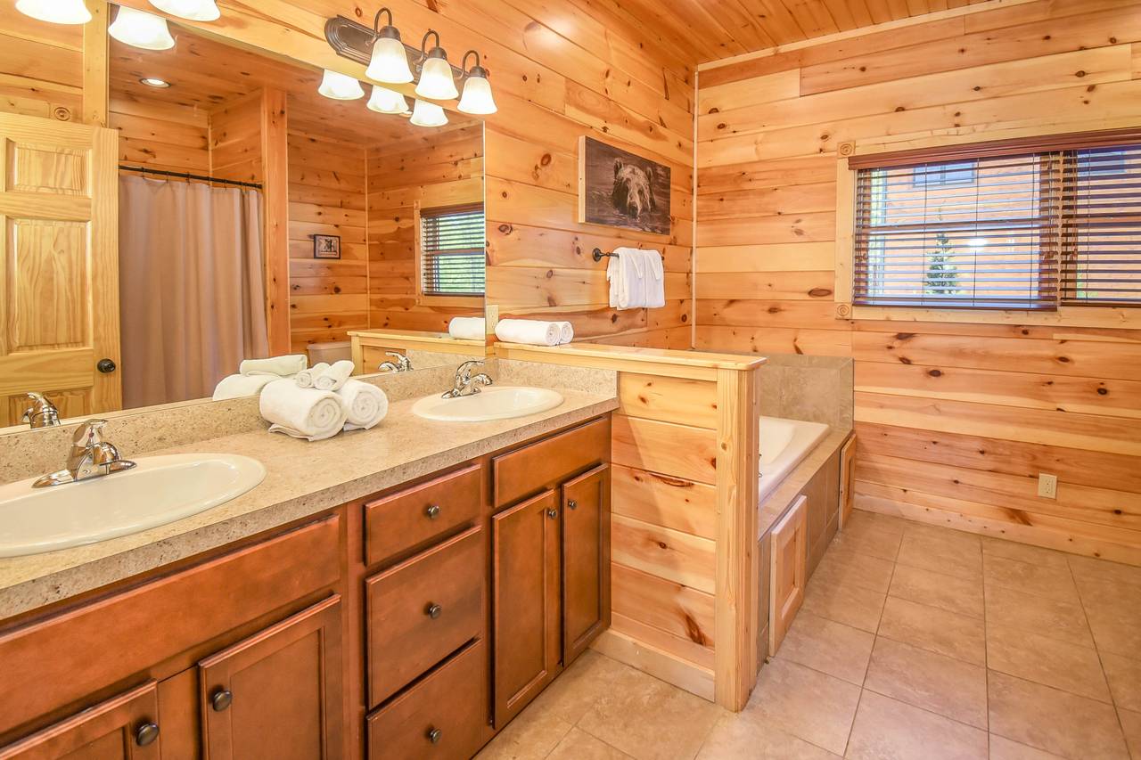 Bathroom w/Jacuzzi Tub 9 Bathroom w/Jacuzzi Tub 9
