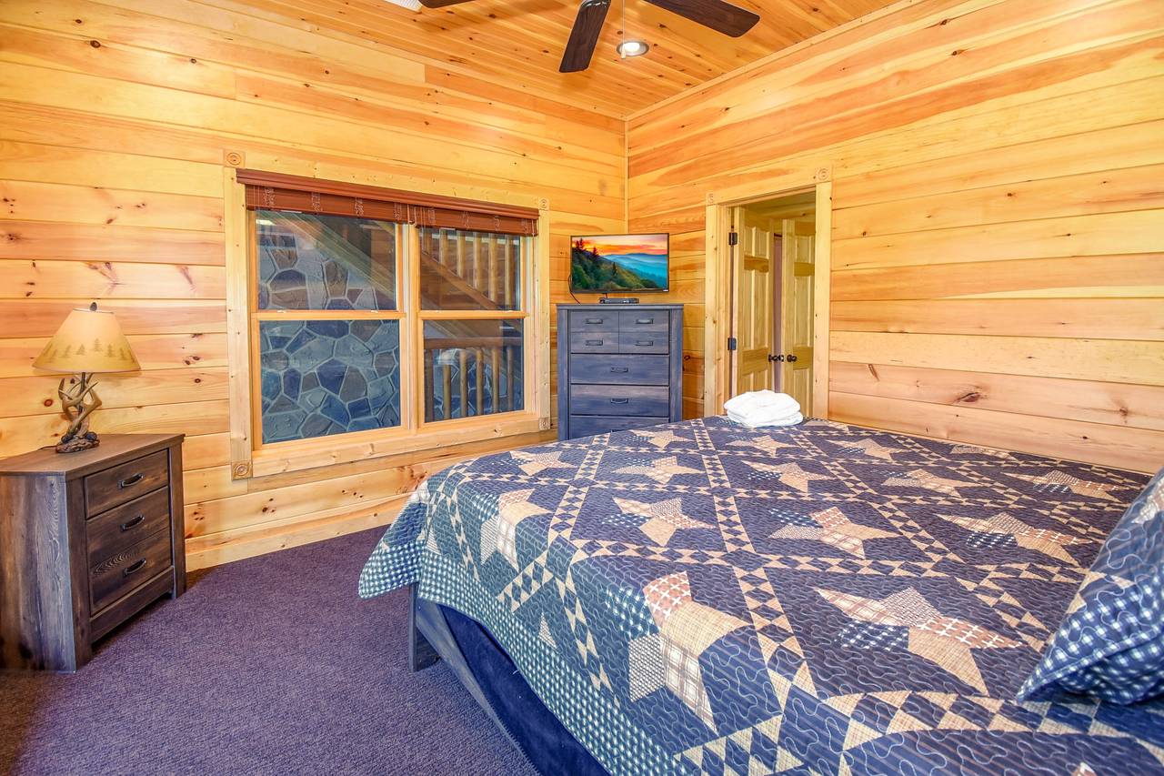 King Bedroom w/En-Suite Bathroom 2 King Bedroom w/En-Suite Bathroom 2