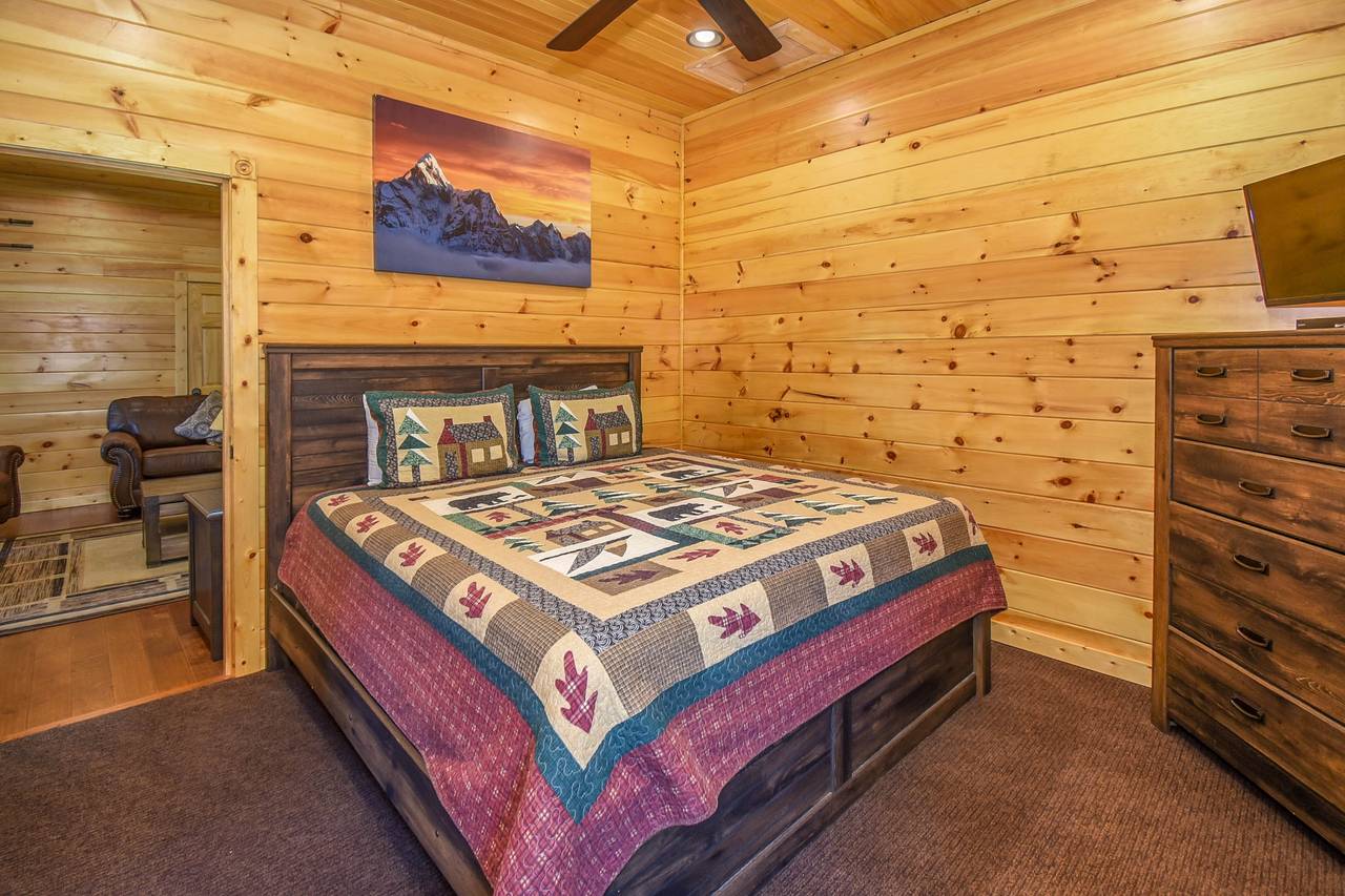 King Bedroom w/En-Suite Bathroom 4 King Bedroom w/En-Suite Bathroom 4