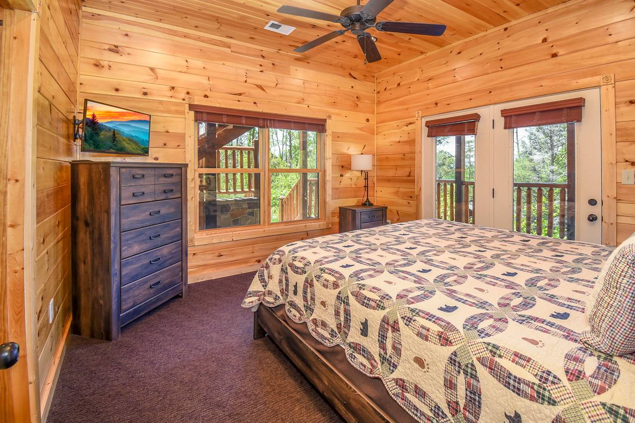 King Bedroom w/En-Suite Bathroom 3 King Bedroom w/En-Suite Bathroom 3