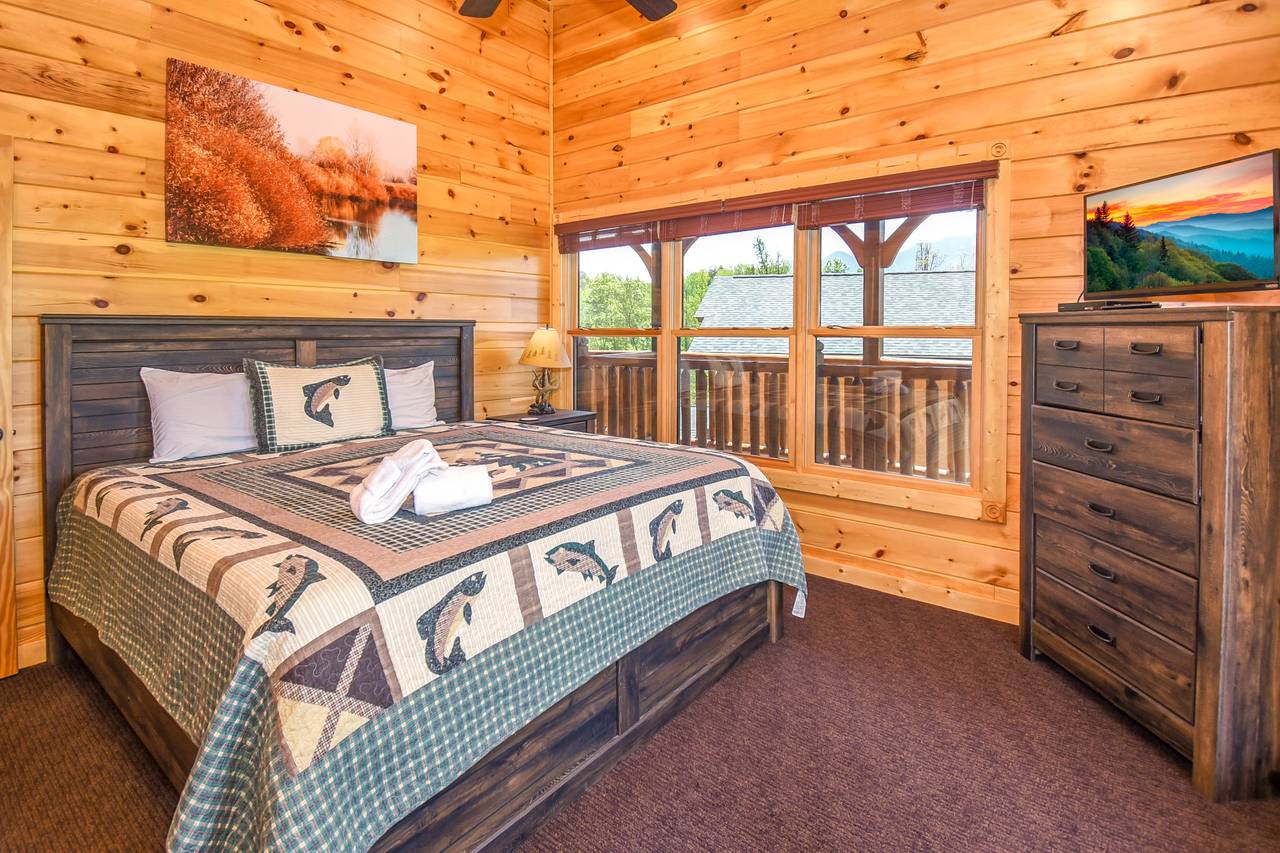 King Bedroom w/En-Suite Bathroom 6 King Bedroom w/En-Suite Bathroom 6