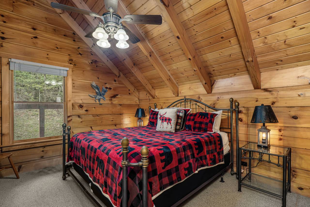 ozy upstairs retreat with king bed and smart TV ozy upstairs retreat with king bed and smart TV