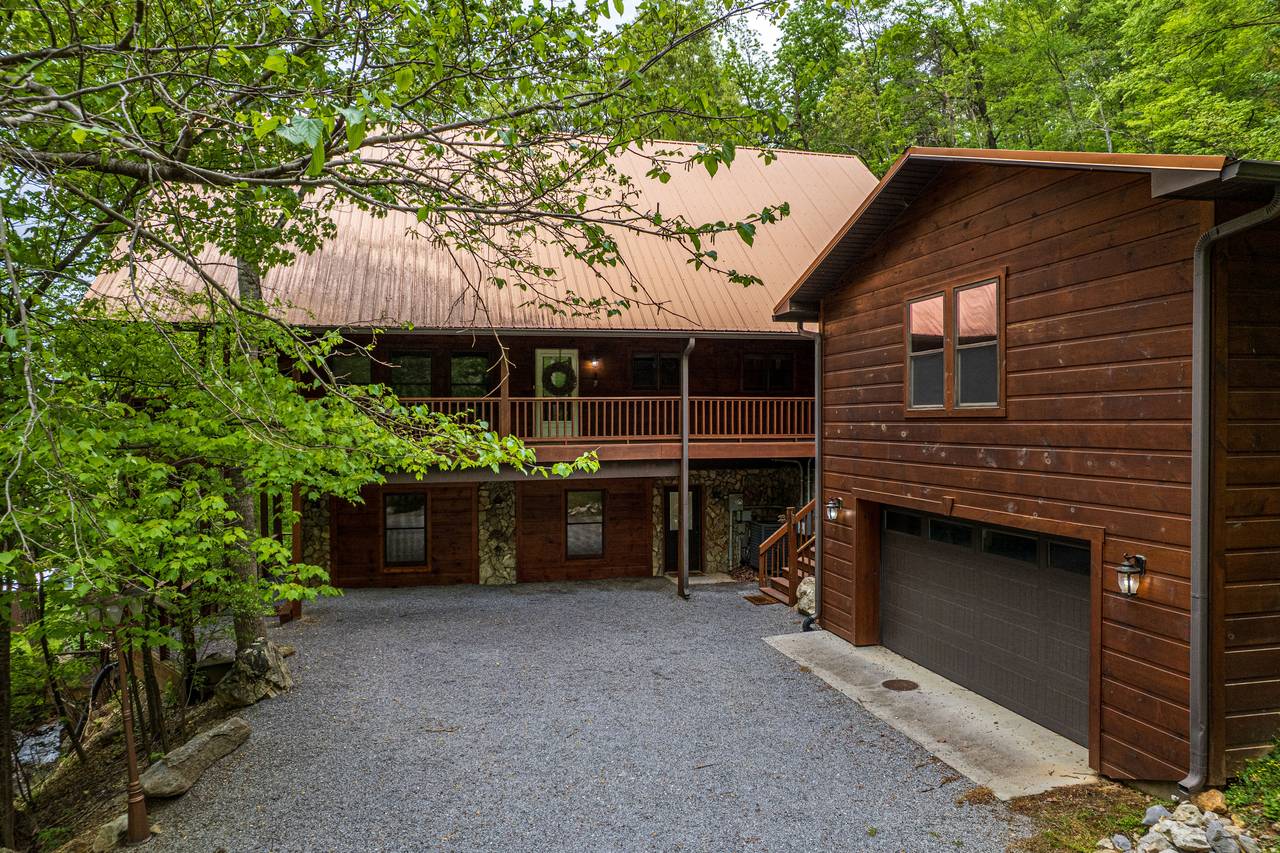 Beautifully designed mountain lodge with room to roam Beautifully designed mountain lodge with room to roam