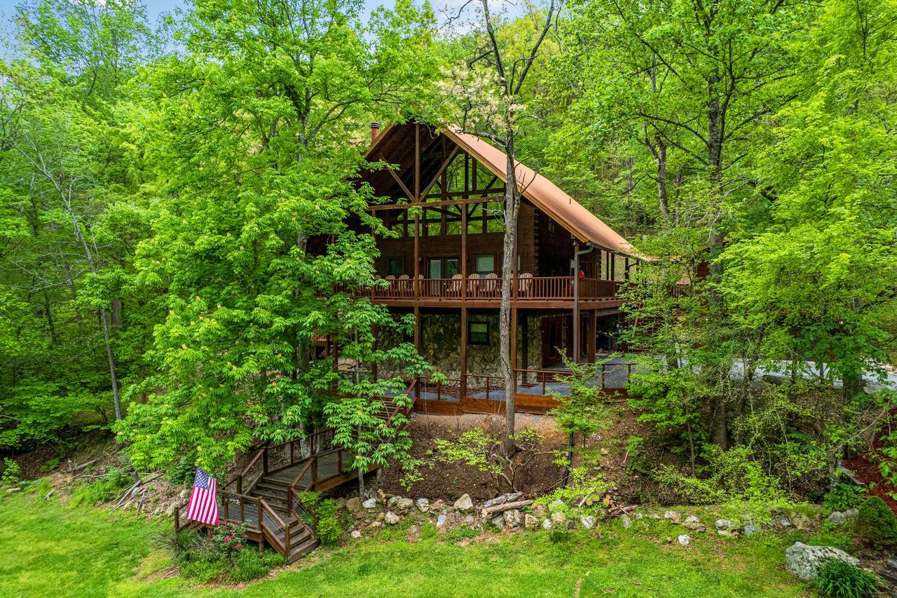 Spacious cabin with a large front yard and private setting Spacious cabin with a large front yard and private setting