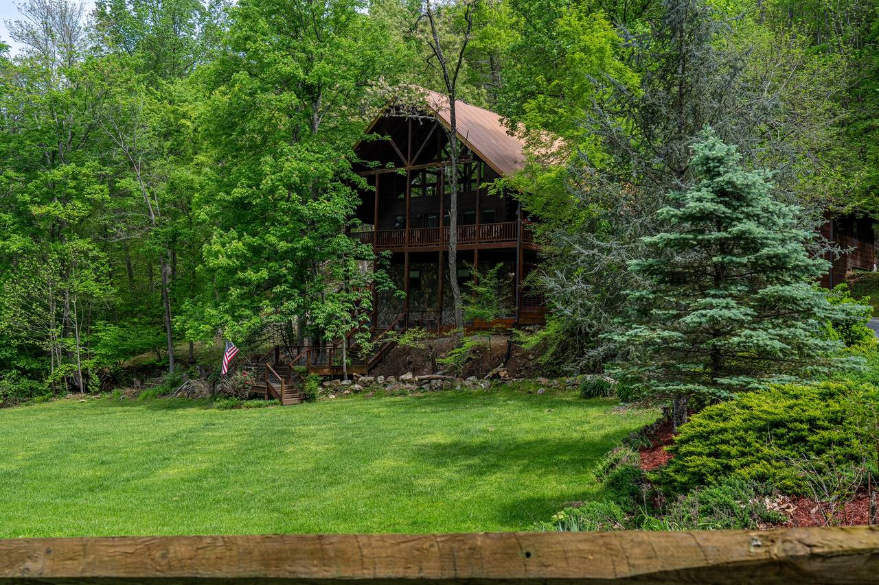 Spacious cabin with a large front yard and private setting Spacious cabin with a large front yard and private setting