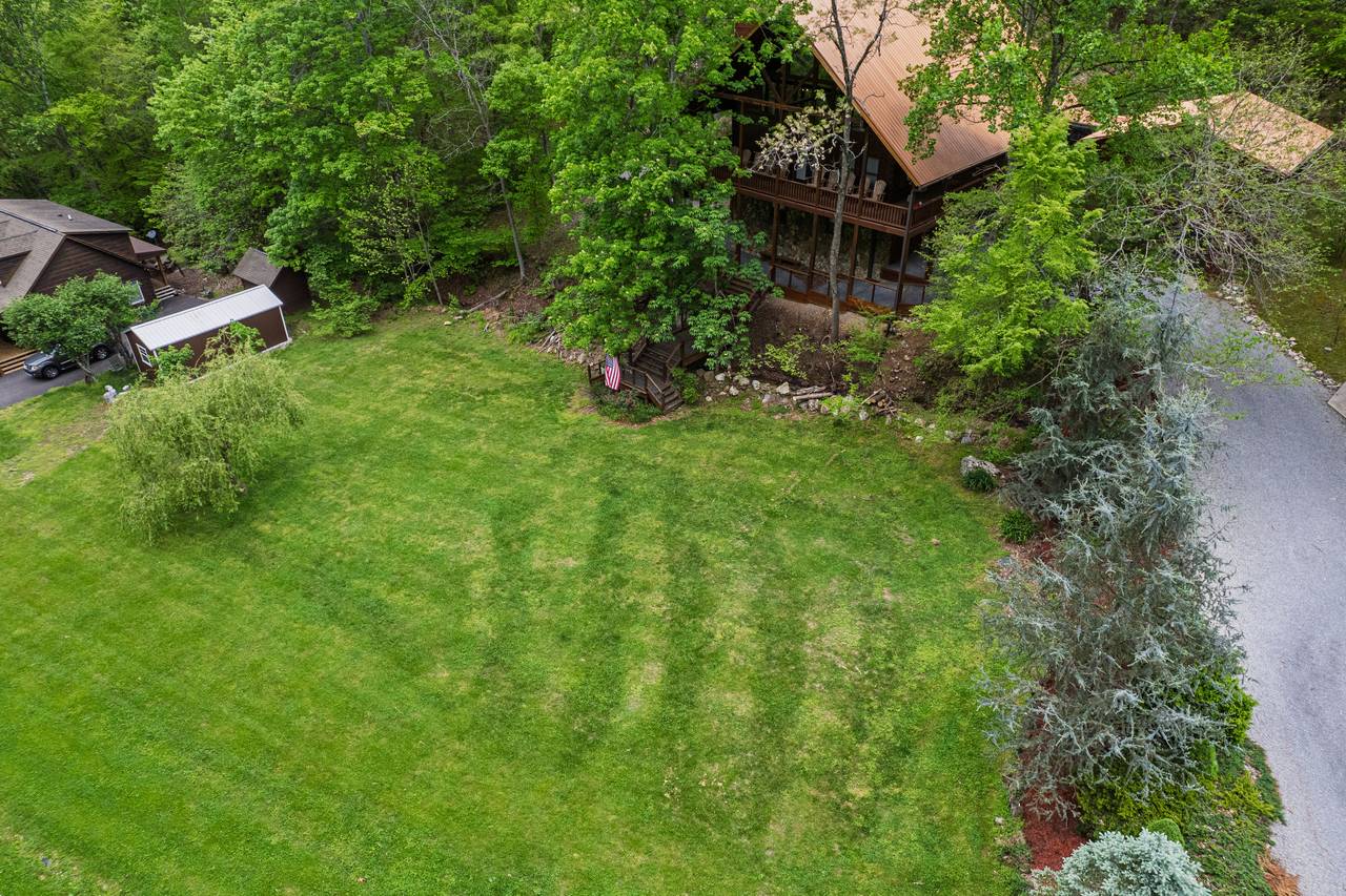 Spacious cabin with a large front yard and private setting Spacious cabin with a large front yard and private setting