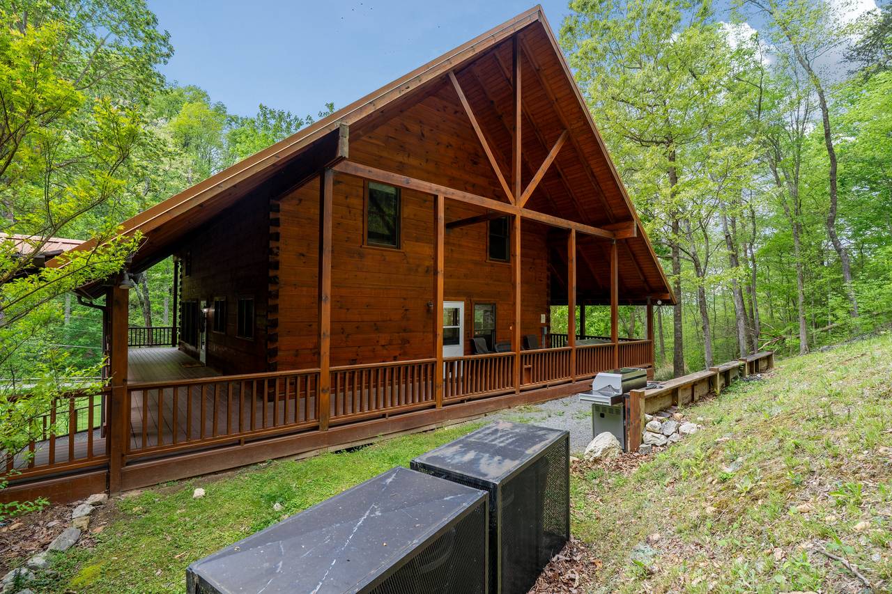 Beautifully designed mountain lodge with room to roam Beautifully designed mountain lodge with room to roam