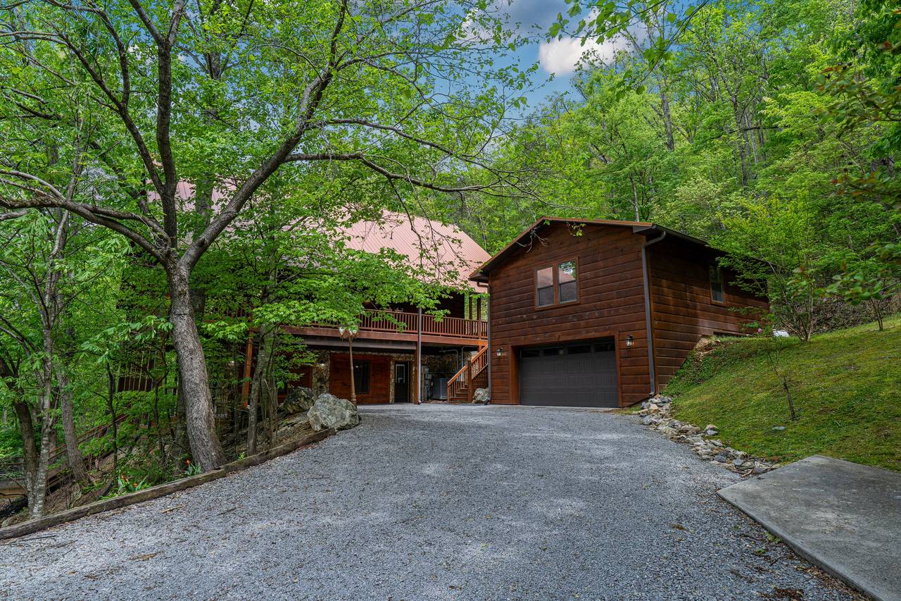 Spacious cabin with a large front yard and private setting Spacious cabin with a large front yard and private setting