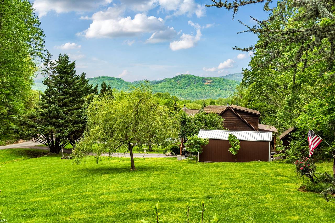 Rustic elegance surrounded by nature and mountain views Rustic elegance surrounded by nature and mountain views