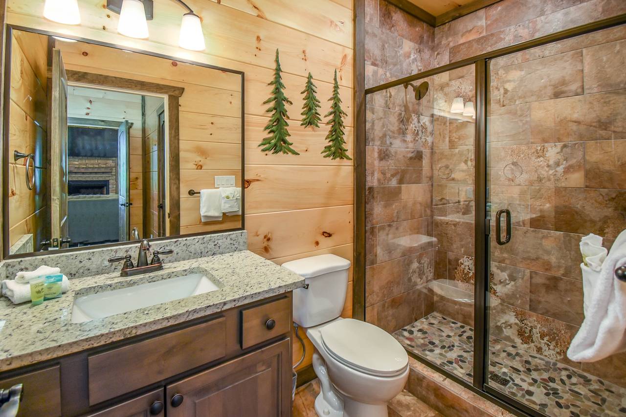 Entry-level en-suite bathroom with standing shower Entry-level en-suite bathroom with standing shower