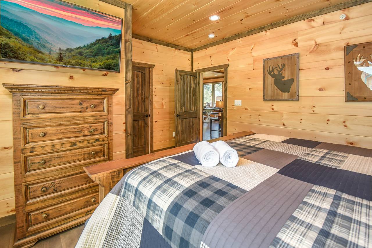 King bedroom with private en-suite bath on entry-level King bedroom with private en-suite bath on entry-level