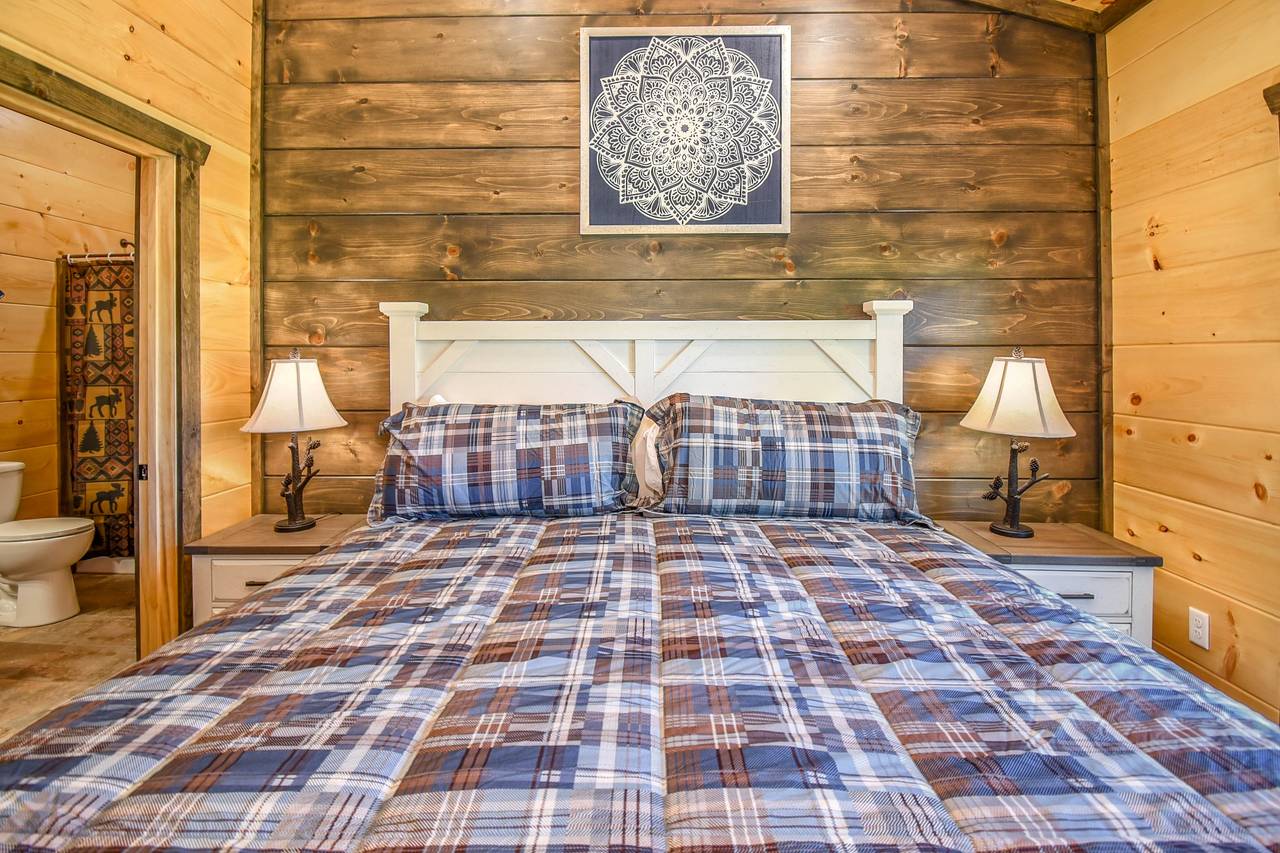 Upper-level king bedroom with private en-suite bath (3) Upper-level king bedroom with private en-suite bath (3)