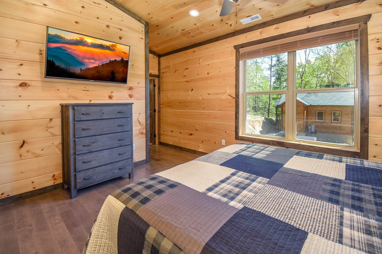 Upper-level king bedroom with private en-suite bath (4) Upper-level king bedroom with private en-suite bath (4)