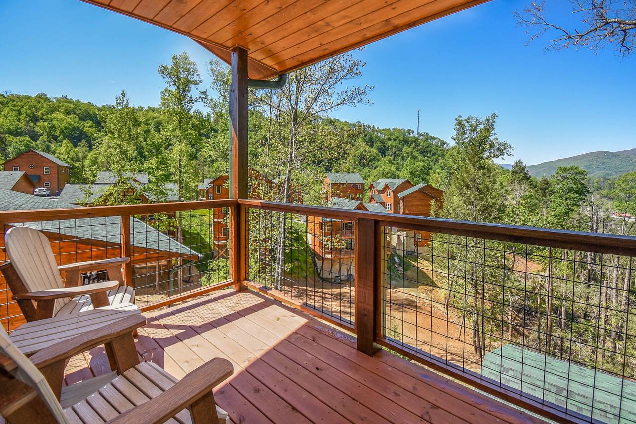 Private Deck King Bedroom w/En-Suite Bathroom 3 Private Deck King Bedroom w/En-Suite Bathroom 3