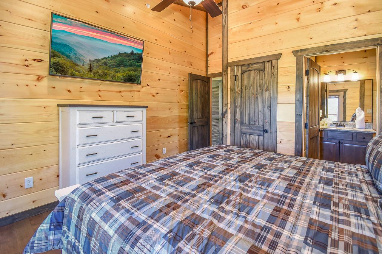 Upper-level king bedroom with private en-suite bath (3) Upper-level king bedroom with private en-suite bath (3)