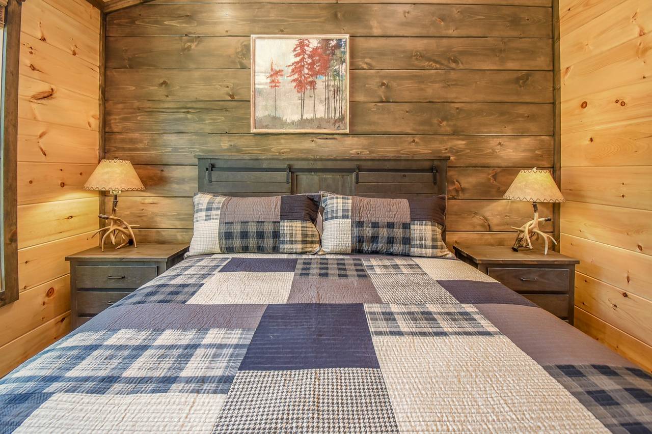Upper-level king bedroom with private en-suite bath (4) Upper-level king bedroom with private en-suite bath (4)