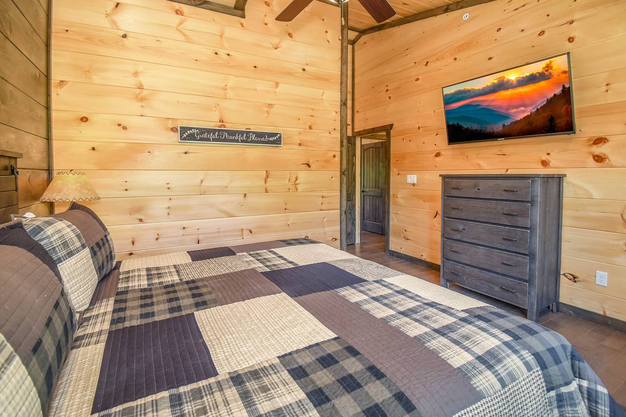 Upper-level king bedroom with private en-suite bath (4) Upper-level king bedroom with private en-suite bath (4)