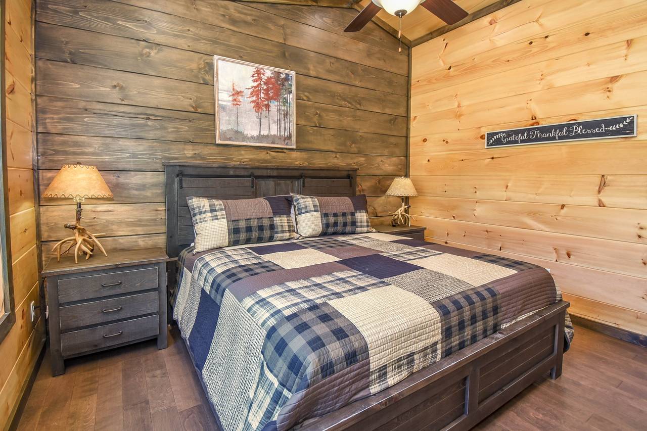 Upper-level king bedroom with private en-suite bath (4) Upper-level king bedroom with private en-suite bath (4)